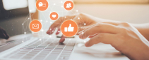 clavier d'ordinateur et pictos reseaux sociaux